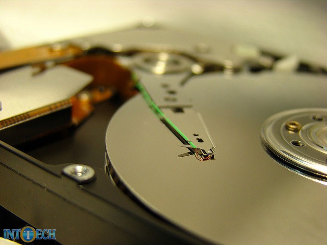 برخورد هد با پلاتر به خرابی هارد دیسک منجر می‌شود.