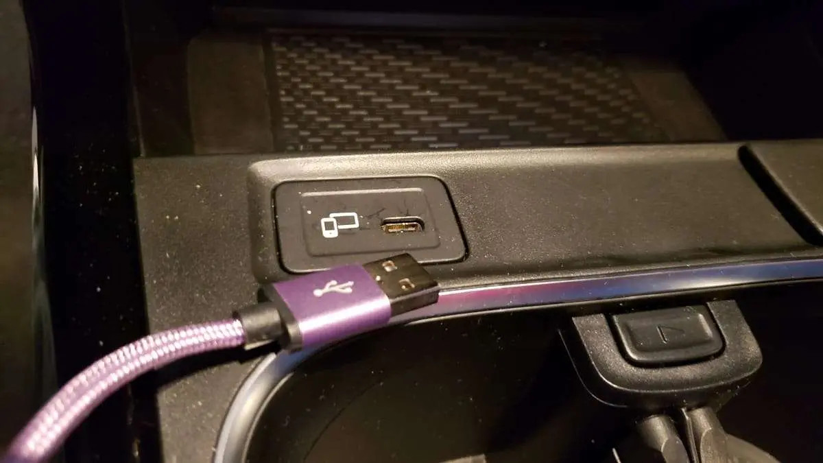 چرا نباید گوشی را با پورت USB خودرو شارژ کرد؟ بهترین روش شارژ سریع گوشی در خودرو