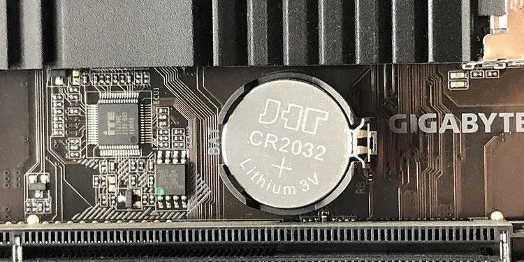باتری CMOS مادربورد چیست و چه زمانی باید آن را تعویض کنیم؟